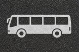 Piktogramm eines Busses auf Asphalt