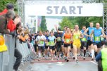Eine Gruppe SportlerInnen läuft einen Marathon