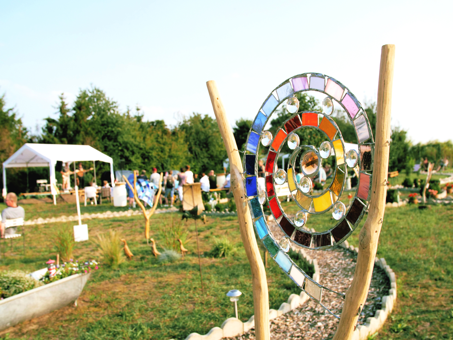 Kunstobjekt aus Holz und Glas bei einer LandArt-Station Kunstobjekt aus Holz und Glas bei einer LandArt-Station