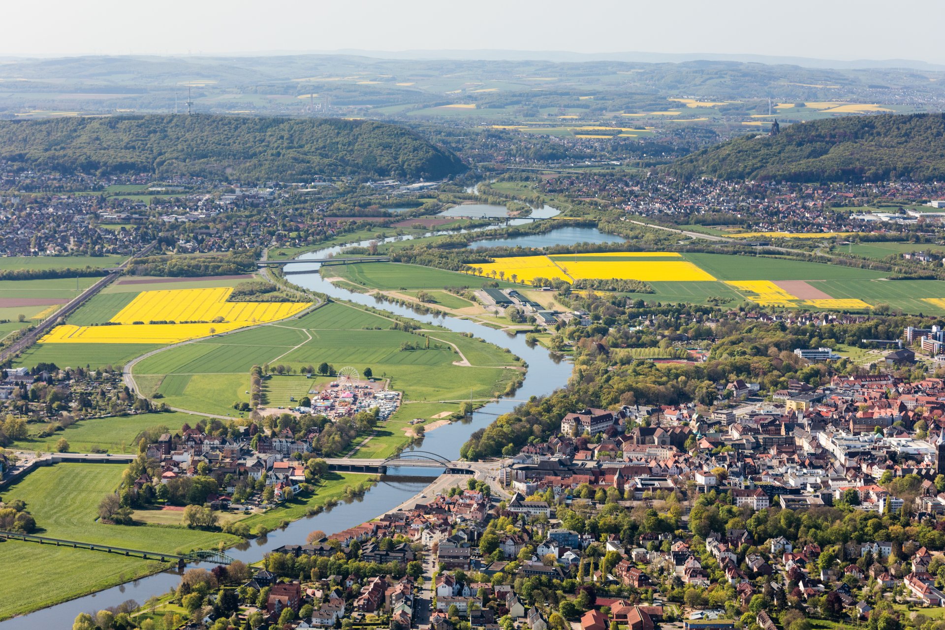Drohnenaufnahme mit Blick über die Weser und Porta Westfalica Drohnenaufnahme mit Blick über die Weser und Porta Westfalica