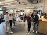 Personen stehen gemeinsam auf einer informativen Veranstaltung zusammen
