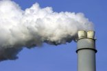 Oberer Ausgang Industrieschornstein Nahaufnahme, Dampf tritt aus 