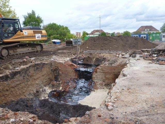Baustelle mit Erdausgrabungen
