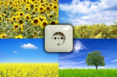 Kommunaler Klimaschutz Bildcollage mit vier Bildern: Sonnenblumenfeld, Baum im freien auf einer Wiese, blühendes Rapsfeld, Getreidefeld. In der Mitte der vier Bilder ist eine Steckdose abgebildet.