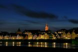 Uferpromenade bei Nacht Ansicht einer Stadt bei Nacht mit vielen Lichtern der einzelnen Häuser. Ansicht von der gegenüberliegenden Uferseite der Stadt