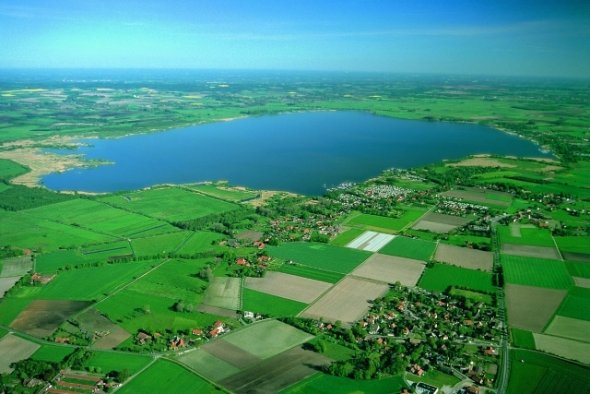 Luftbild Dümmersee Luftbild Dümmersee, um den See befinden sich viele Wiesen, landwirtschaftliche Flächen und einige Dörfer.