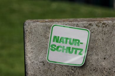 Naturschutz Plakette, an einem Stein befestigt