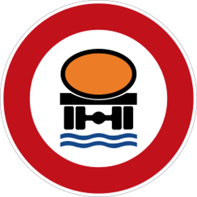 Roter Kreis mit Tanklaster, der auf dem Wasser fährt