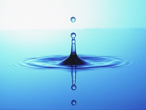 Wassertropfen, blauer Hintergrund