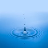 Wassertropfen, blauer Hintergrund