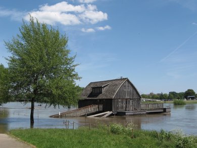Hochwasser an der Schiffsmühle in Minden Schiffsmühle Minden, welche von Hochwasser betroffen ist. Zugangsbrücke und teile des Gehwegs stehen unter Wasser.