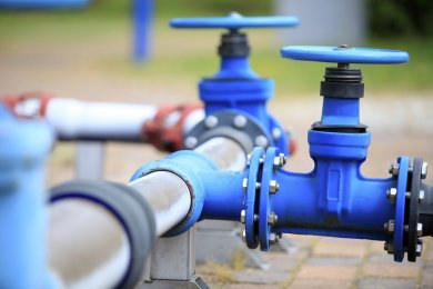 Hauptleitung Rohre einer Wasserversorgungsanlage mit mehreren drehbaren Auslässen.