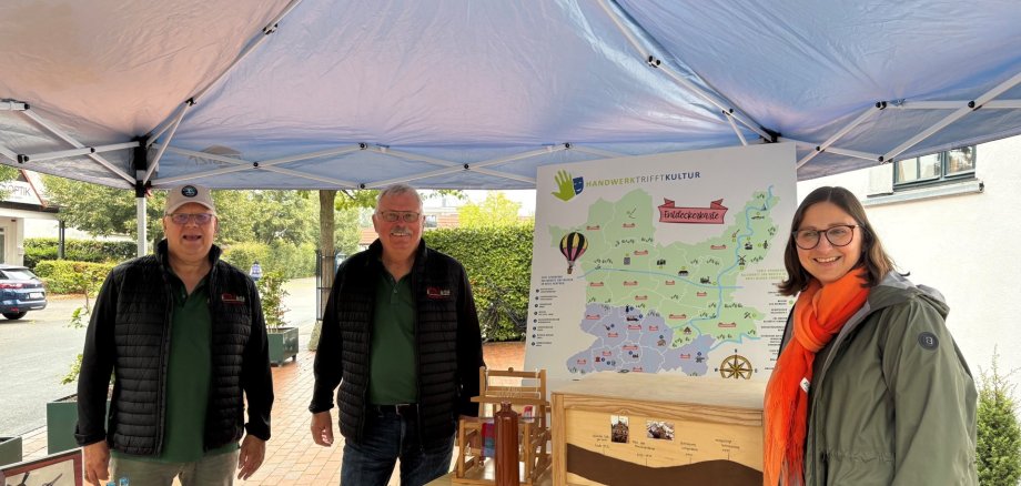 Bernd Beyer und Günter Ossenfort vom Museum „Alte Brennerei“ des Heimat- und Gartenbauvereins Hille e.V. freuen sich mit der Kulturkoordinatorin Daniela Daus (v.l.) über die Premiere der mobilen Ausstellung. Bernd Beyer und Günter Ossenfort vom Museum „Alte Brennerei“ des Heimat- und Gartenbauvereins Hille e.V. freuen sich mit der Kulturkoordinatorin Daniela Daus (v.l.) über die Premiere der mobilen Ausstellung. Foto: Denise Vogelsang