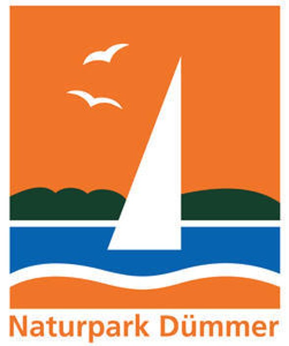Logo Naturpark Dümmer weißes Segelbott auf dem Wasser