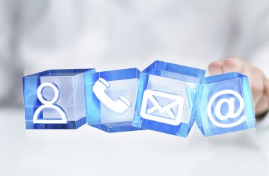 Vier Würfel mit Illustrationen zeigen eine Person, einen Telefonhörer, einen Brief und ein @-Zeichen