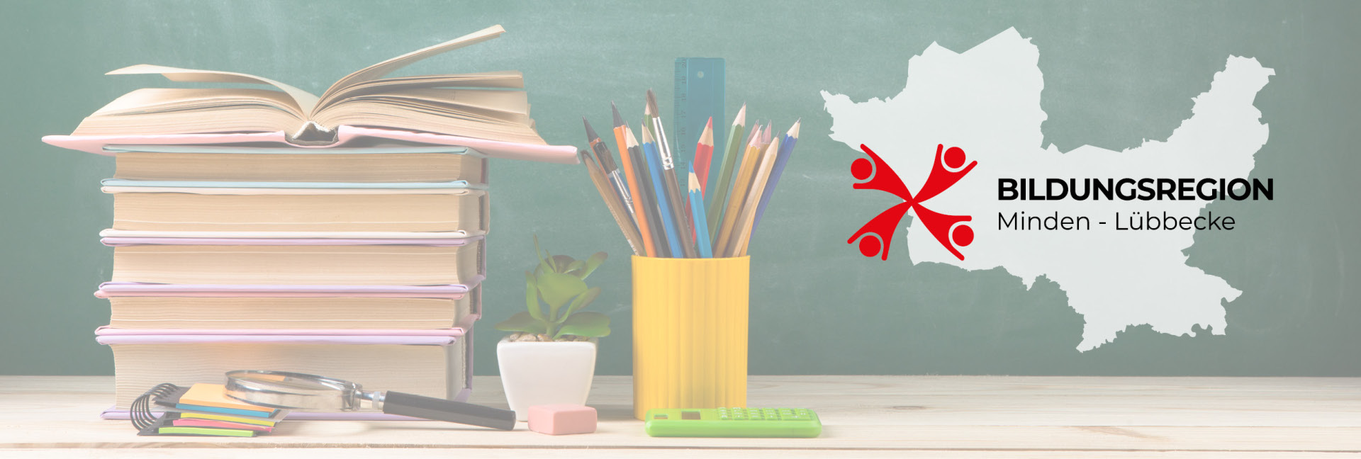 Logo der Bildungsregion Minden-Lübbecke mit Kreisumriss. Im Hintergrund eine Tafel, ein Bücherstapel und Stifte.