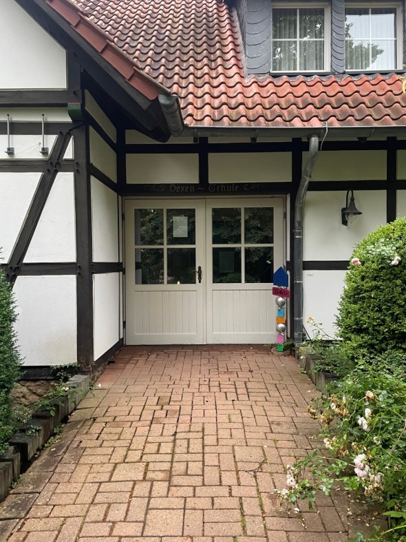 Fotografie zeigt den Eingang der Klinikschule